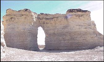 MONUMNTA.jpg (17876 bytes)