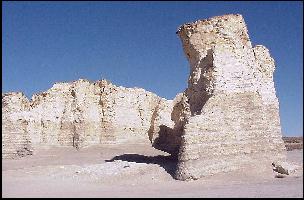 MONUMNTB.jpg (15982 bytes)